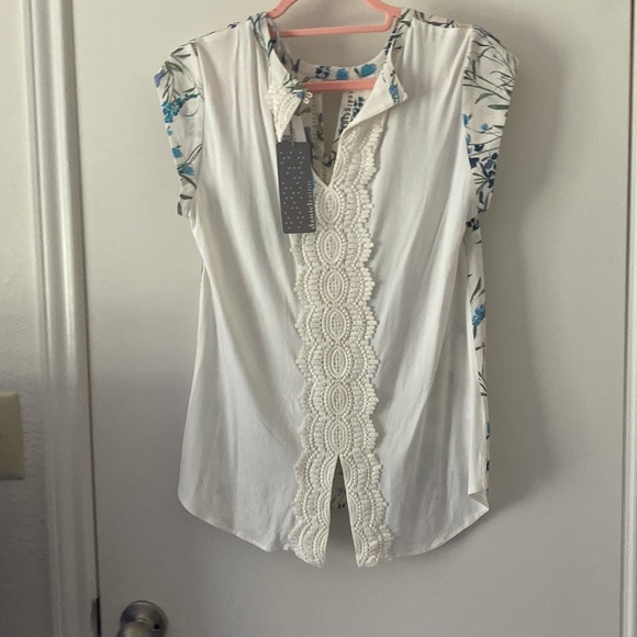 Soft Flower Blouse - Picture 2 of 5